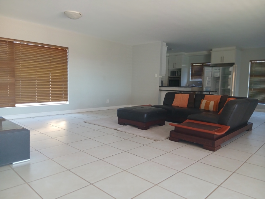 To Let 4 Bedroom Property for Rent in Wavecrest Eastern Cape